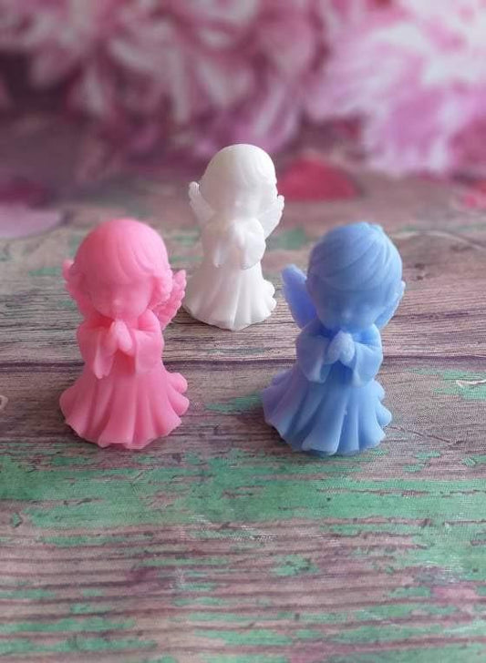 Anjos meninas a rezar 3D rosa, branco e azul, em posição ajoelhada