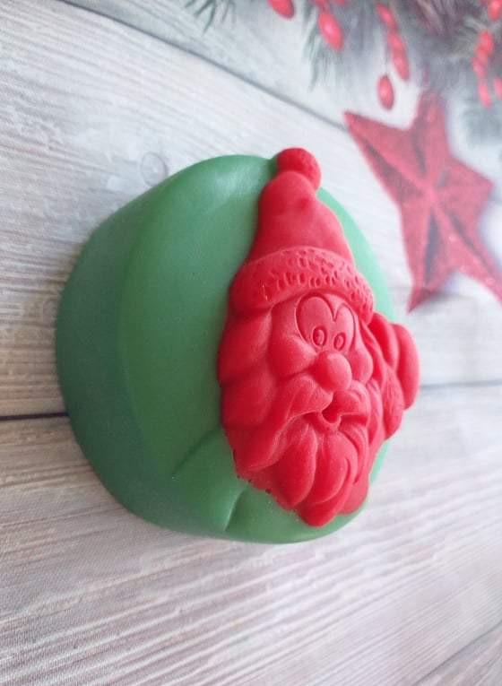 Molde redondo com Pai Natal em relevo vermelho, visto de lado, no interior verde