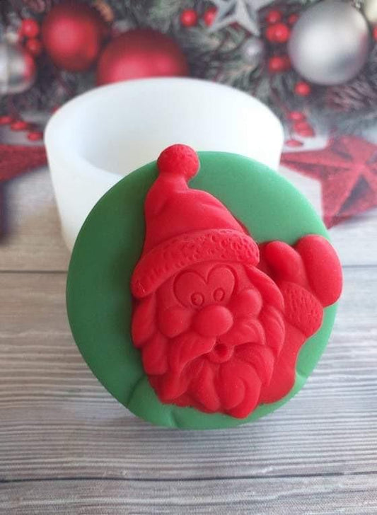 Molde redondo com Pai Natal em relevo vermelho no interior verde