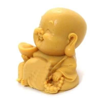 Molde de Buda feliz: figura amarela vista de lado, em pose de meditação