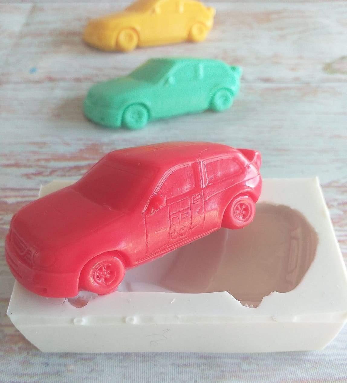 Molde de carrinho vermelho com detalhe de rodas na base branca