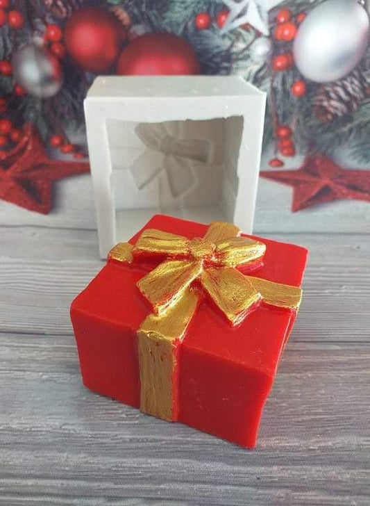 Molde de presente 3D, caixa vermelha com laço dourado e molde branco