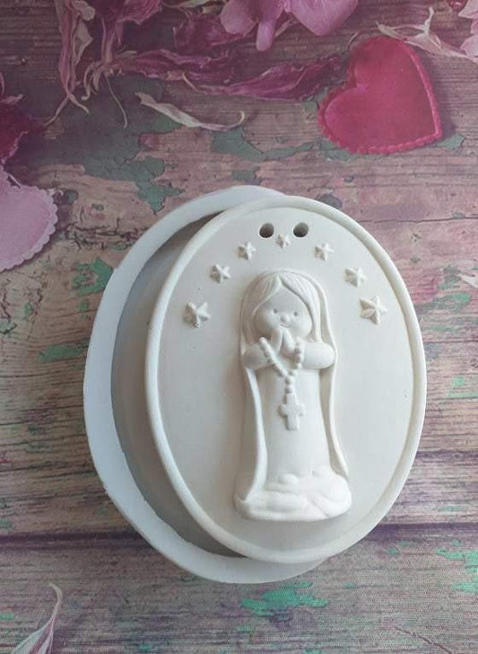 Molde oval branco com Nossa Senhora em relevo a segurar o terço.