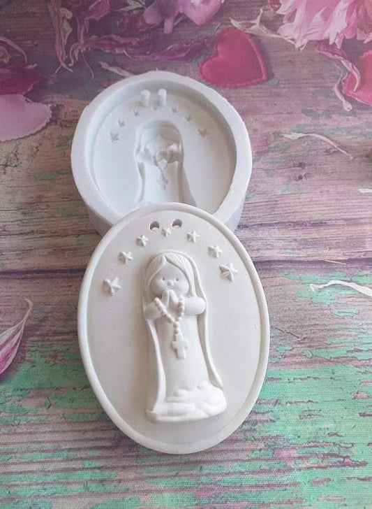 Molde oval branco com relevo de Nossa Senhora e terço, formato oval.