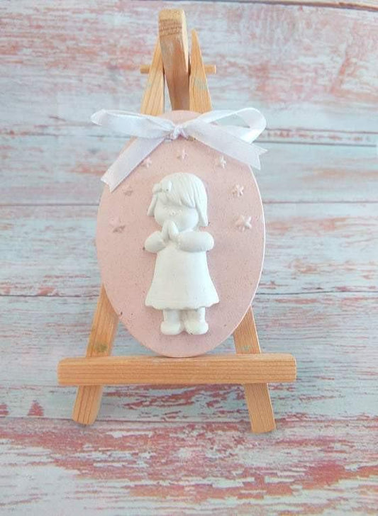 Molde oval para menina a rezar, com figura em relevo e laço branco