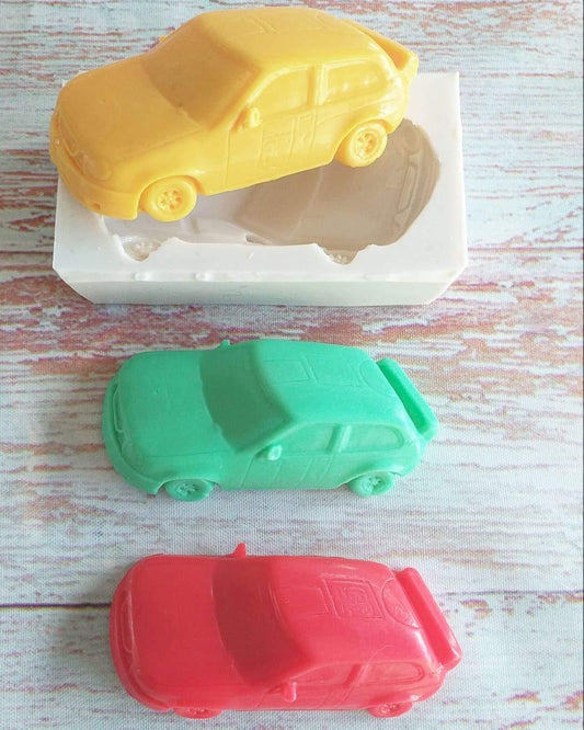 Molde de carrinho com três peças amarelo, verde e vermelho em base branca