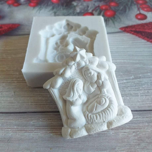 Molde de presépio pequeno branco com relevo de figuras e estrela