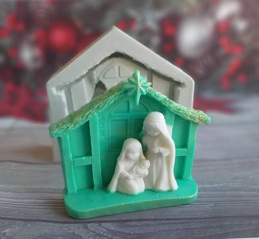 Molde de presépio cabana verde com telhado verde e três figuras brancas