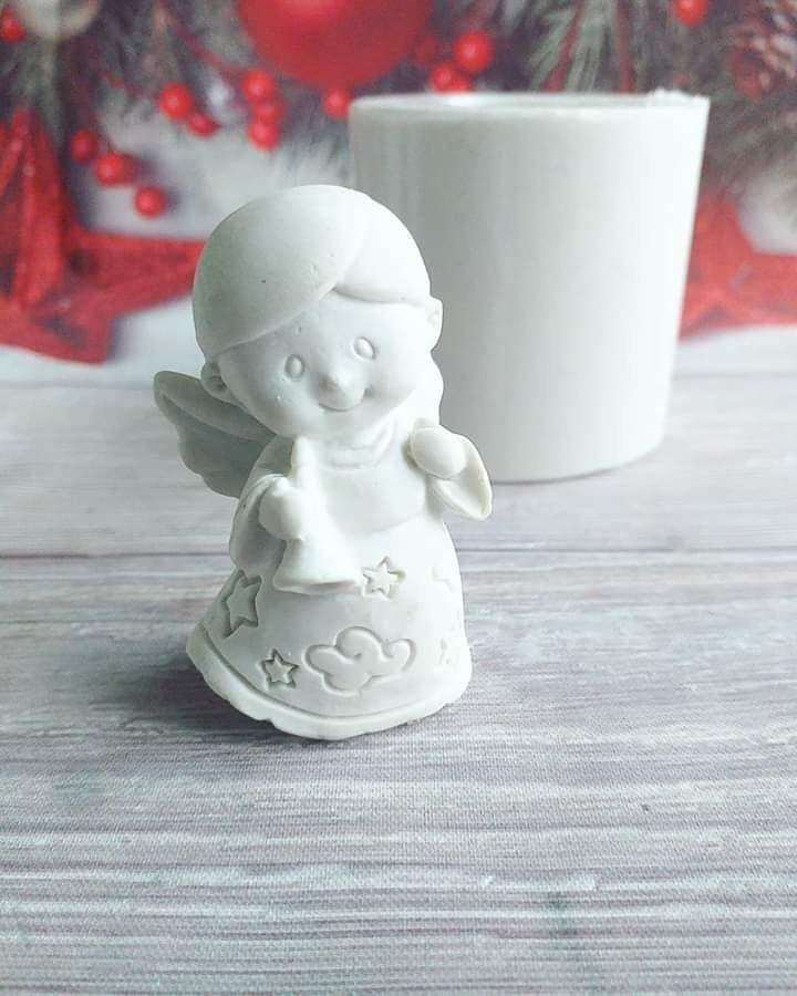 Figura de anjo 3D branca, sorridente, com estrelas no vestido