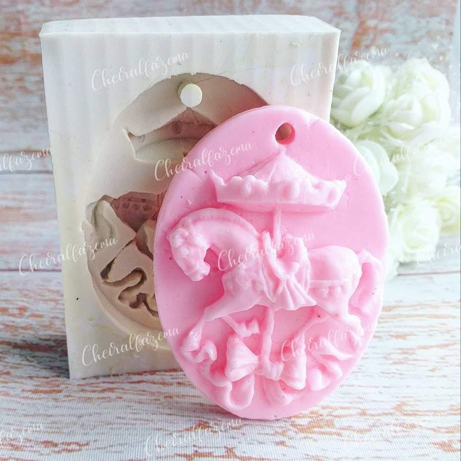 Molde em silicone rosa em formato de cavalo no carrossel, com relevo detalhado