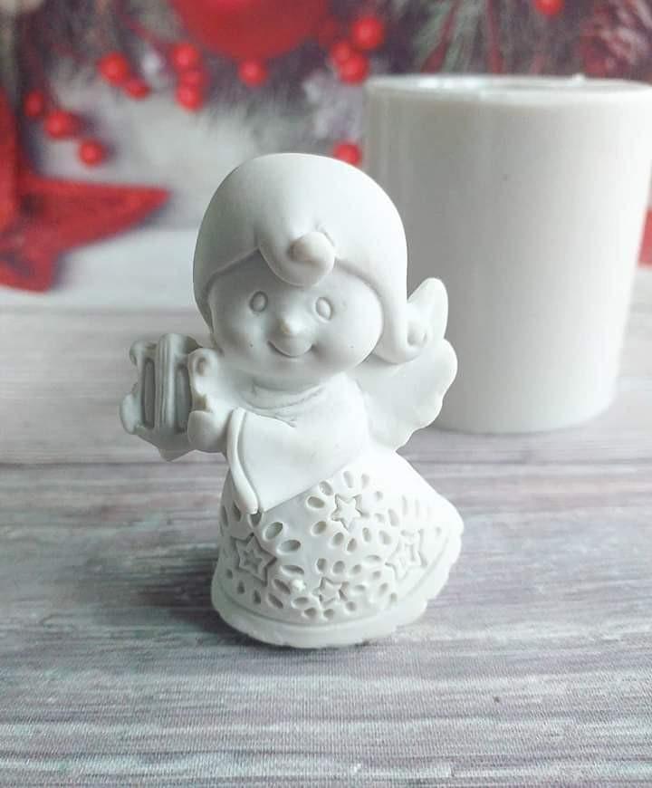 Molde em anjo 3D branco, com detalhes decorativos em forma de harpa