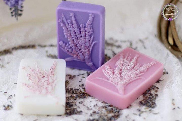 Molde rectangular em silicone com relevo de ramo de alfazema, cores roxo e rosa