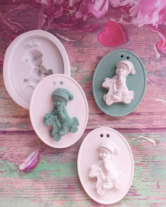 Conjunto de moldes ovais com figura em relevo de menino cavalo