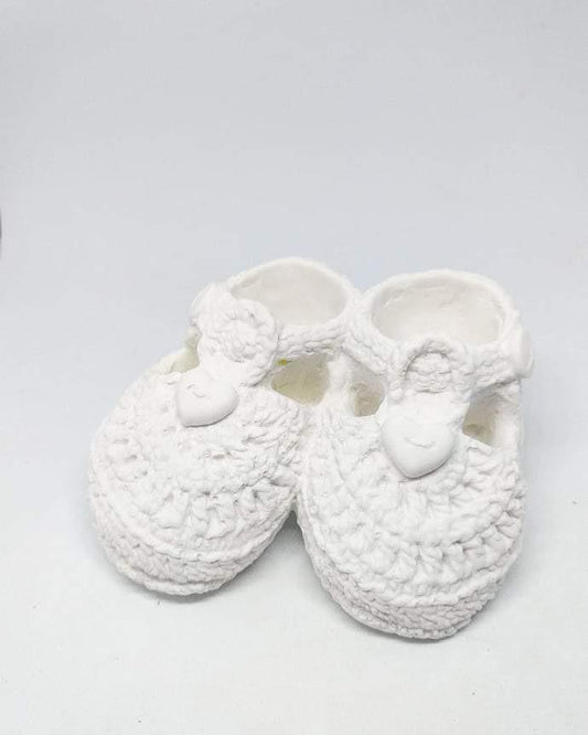 Botinhas de bebé em crochet branco com rostos