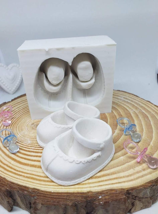 Par de botinhas de bebé brancas, com acabamento acolchoado e detalhe frontal