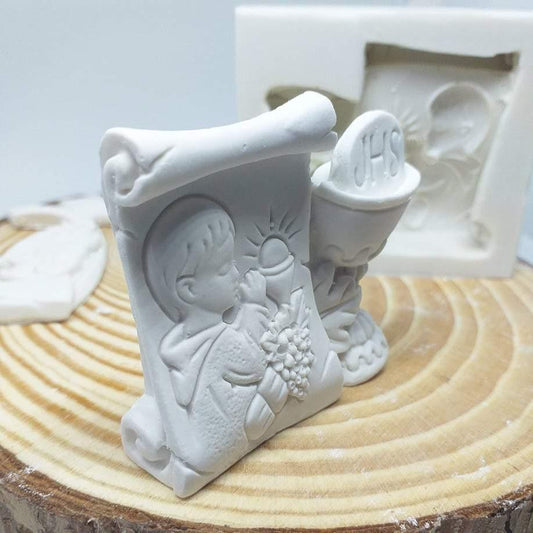 Molde de comunhão branco com relevo de menino a segurar flores e cálice