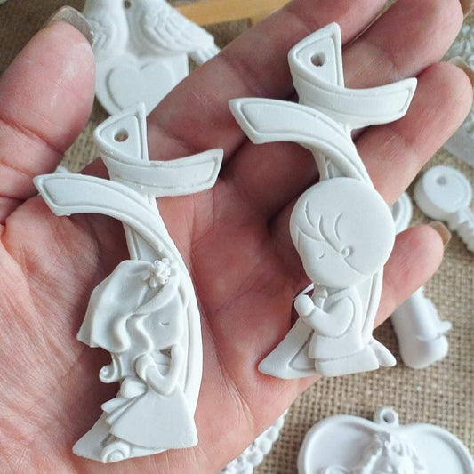 Peças moldadas de cruz de comunhão com menina ajoelhada, branco