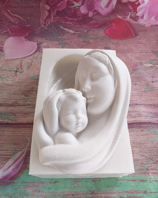 Molde 2D de mãe e bebé em relevo, peça branca, cabeça e braços visíveis