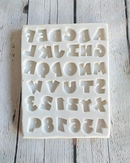 Molde de letras e números retangular branco, com cavidades em relevo
