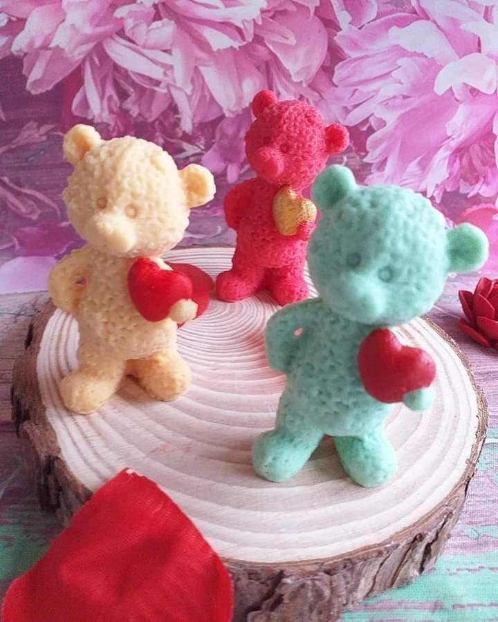 Molde de ursinho em 3D com coração: urso mint e urso bege com corações