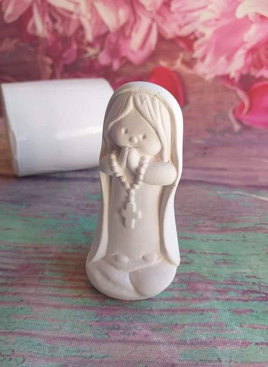 Molde 3D de Nossa Senhora, figura em relevo com véu e rosário, branco