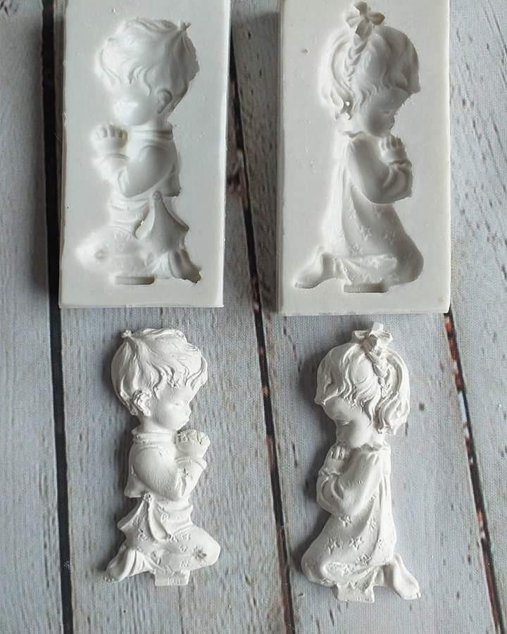 Molde de silicone com menino a rezar em relevo, perfil, figura branca