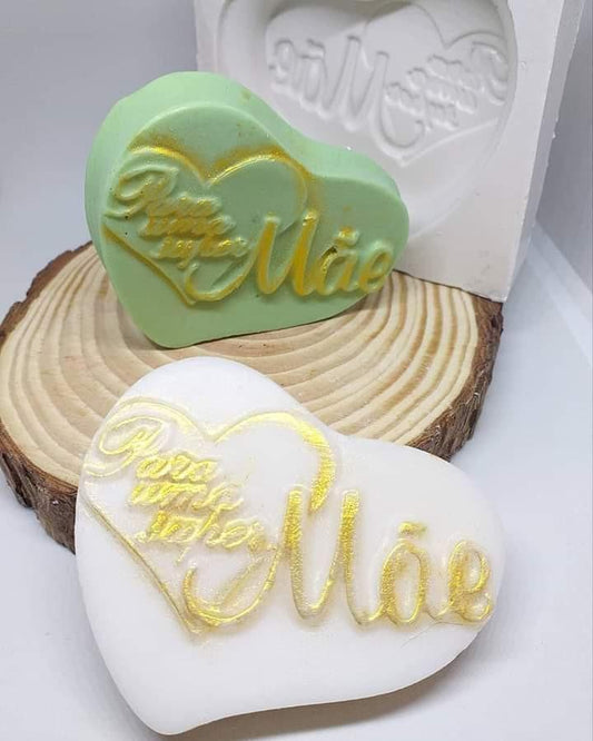 Molde de coração em silicone verde com relevo “Super Mãe” e contorno