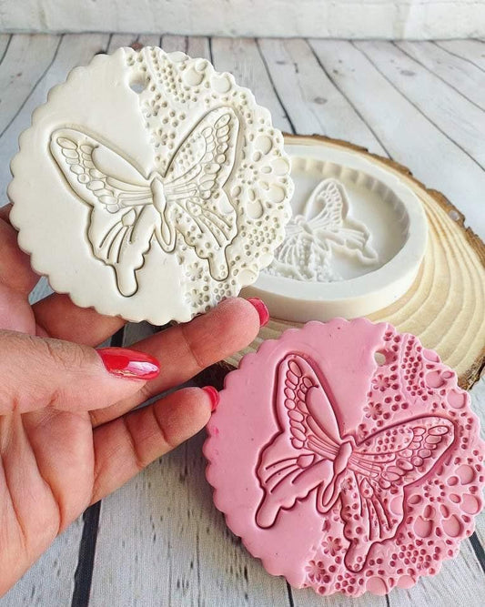 Molde redondo rendado em silicone com borboleta, em branco e rosa