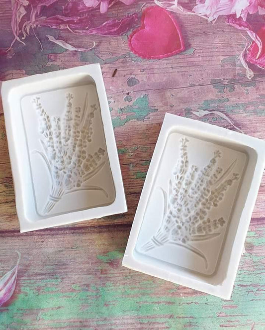 Molde rectangular em silicone com relevo de ramo de alfazema