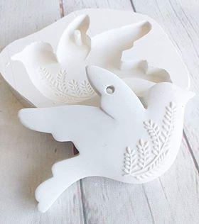 Molde de pomba branco com espigas em relevo, em fundo claro