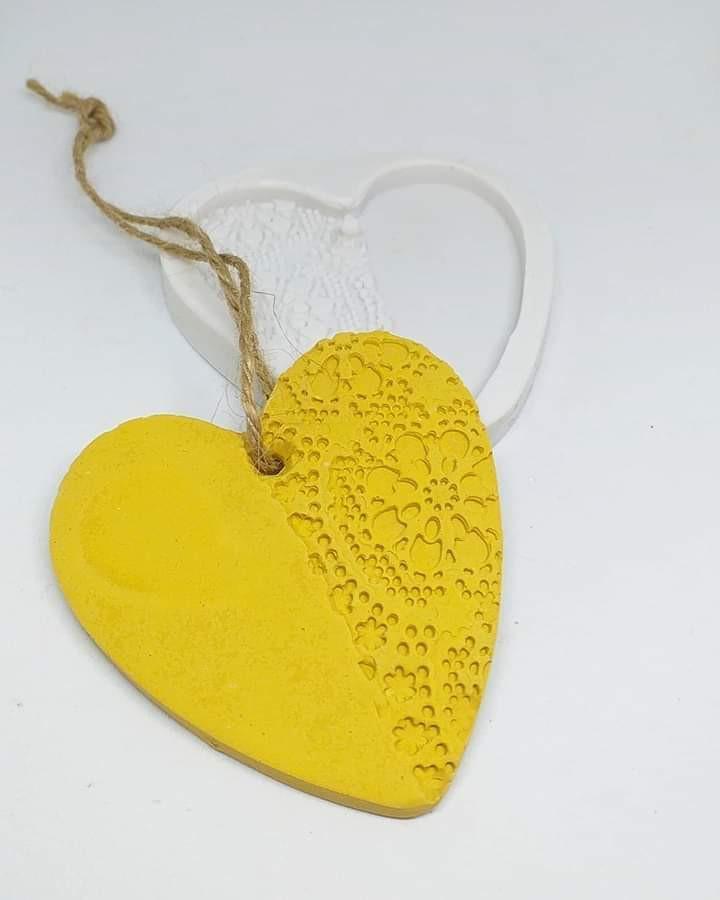 Coração rendado amarelo com relevo, em forma de coração, com fio