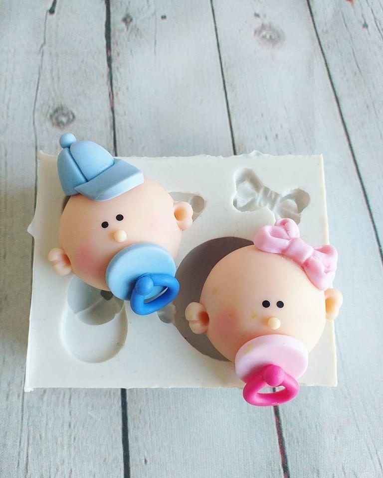 Molde para biscuit com formas de bebés, um azul e outro rosa