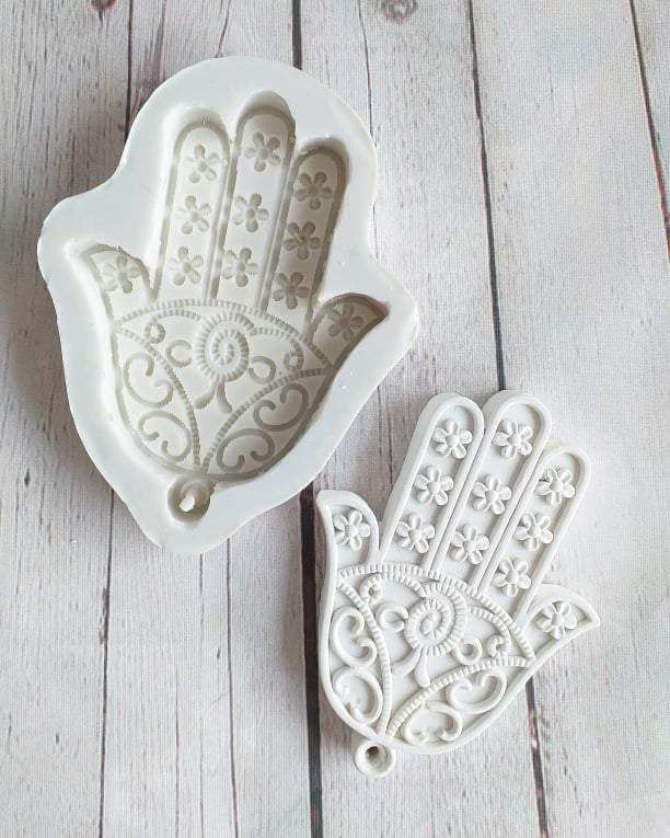 Molde em forma de Mão de Fátima, mão esculpida com florzinhas, branco.