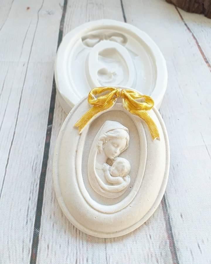 Molde oval de moldura com relevo de mãe e bebé e laço dourado