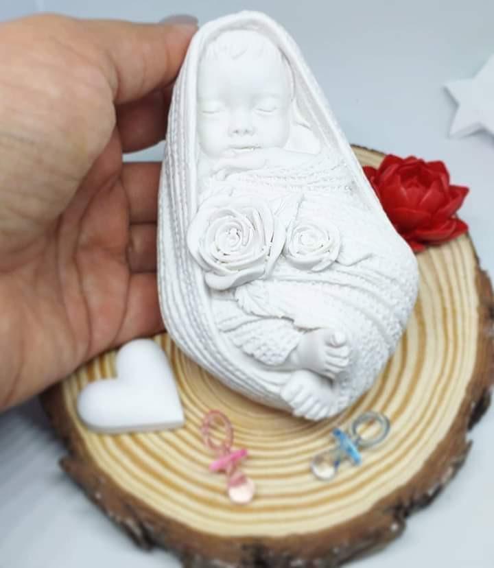 Molde de bebé manta branca com bebé e flores em relevo