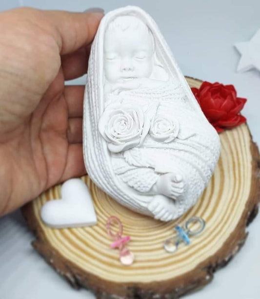 Molde de bebé manta branca com bebé e flores em relevo