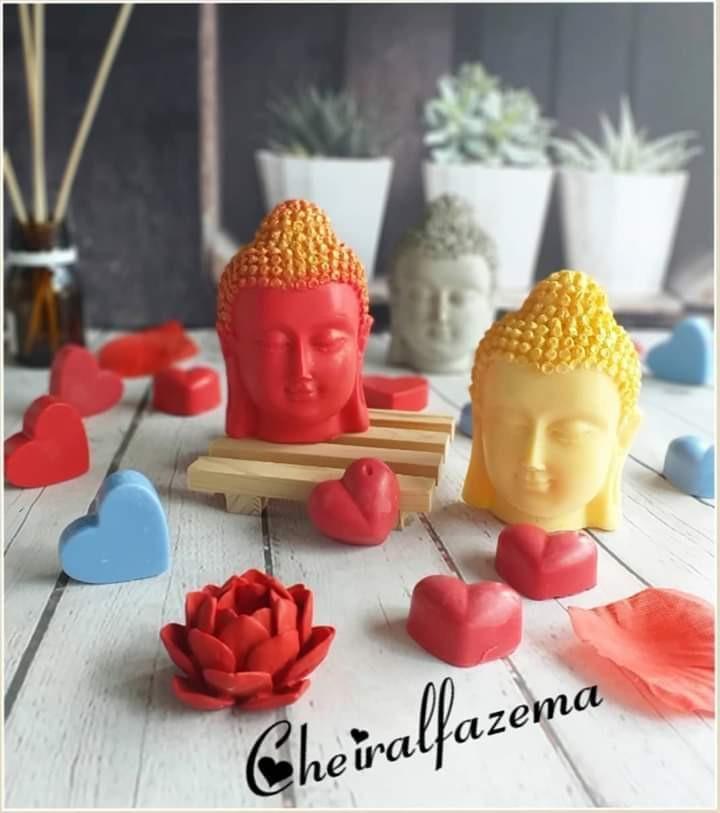 Molde de cabeça de Buda grande, vermelho e dourado, com rosto e cabelo texturado