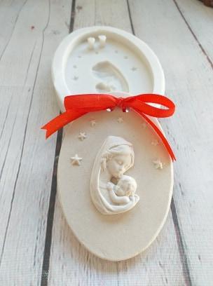 Molde oval para Dia da Mãe, relevo de bebé e laço vermelho, estrelas