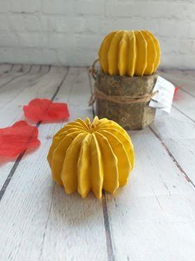 Molde em forma de cacto redondo amarelo, com detalhes em sulcos