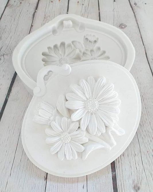 Molde oval branco com relevo de flores e folhas em relevo