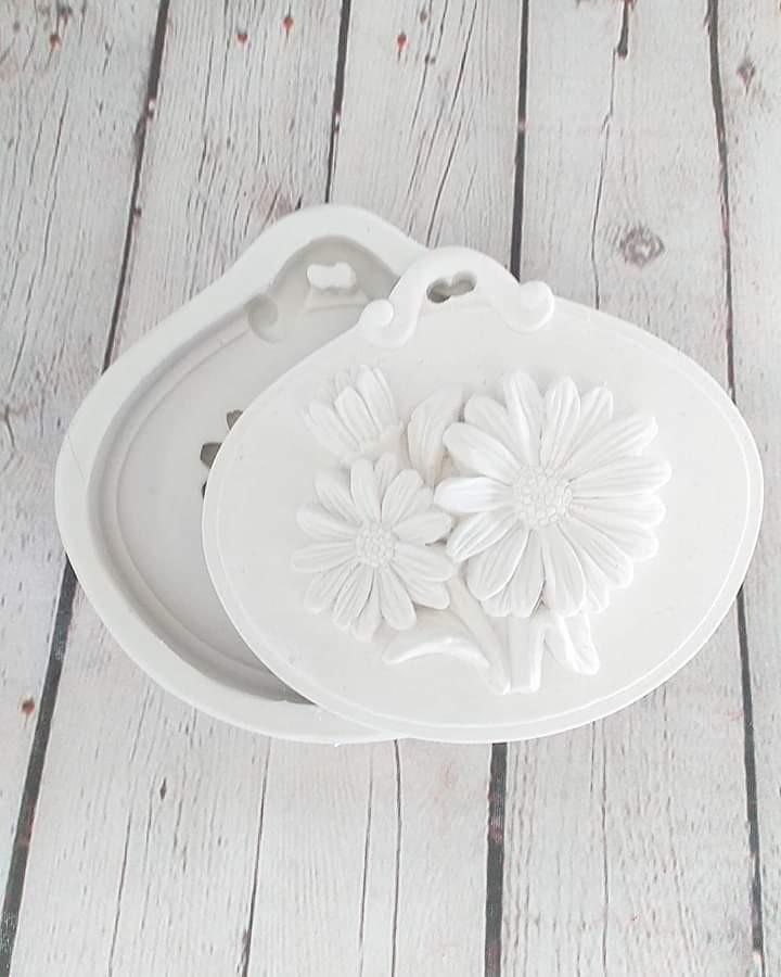 Molde oval branco duplo com relevo de malmequeres
