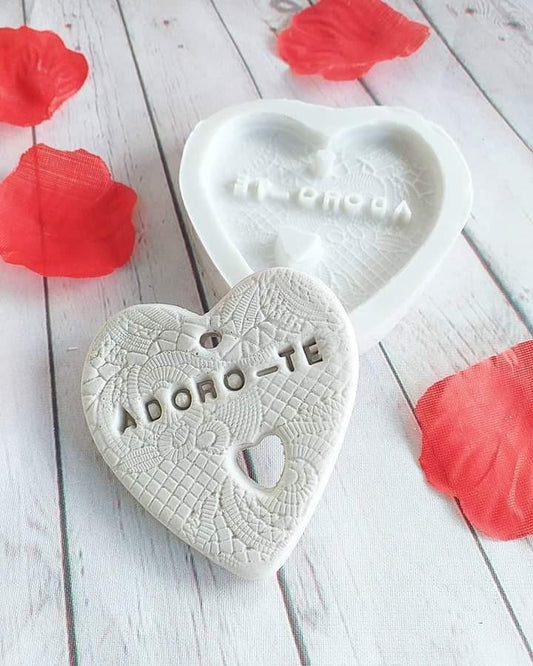 Molde em forma de coração branco com gravação «ADORO-TE»