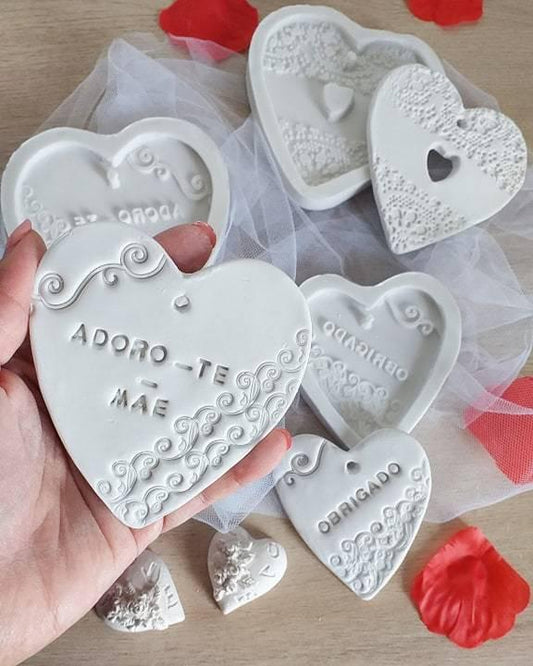 Conjunto de moldes de coração brancos, um com “ADORO-TE MÃE” em relevo.
