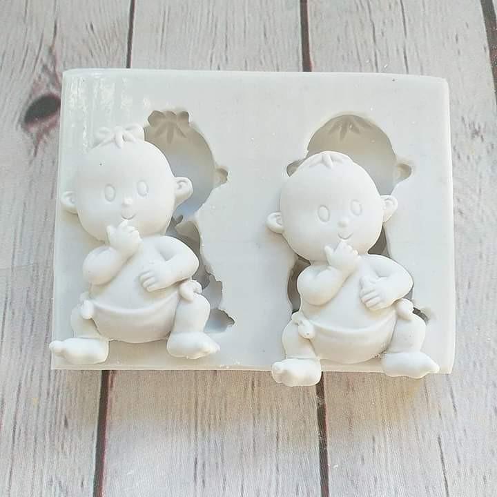 Molde de silicone para bebés com duas figuras em poses diferentes