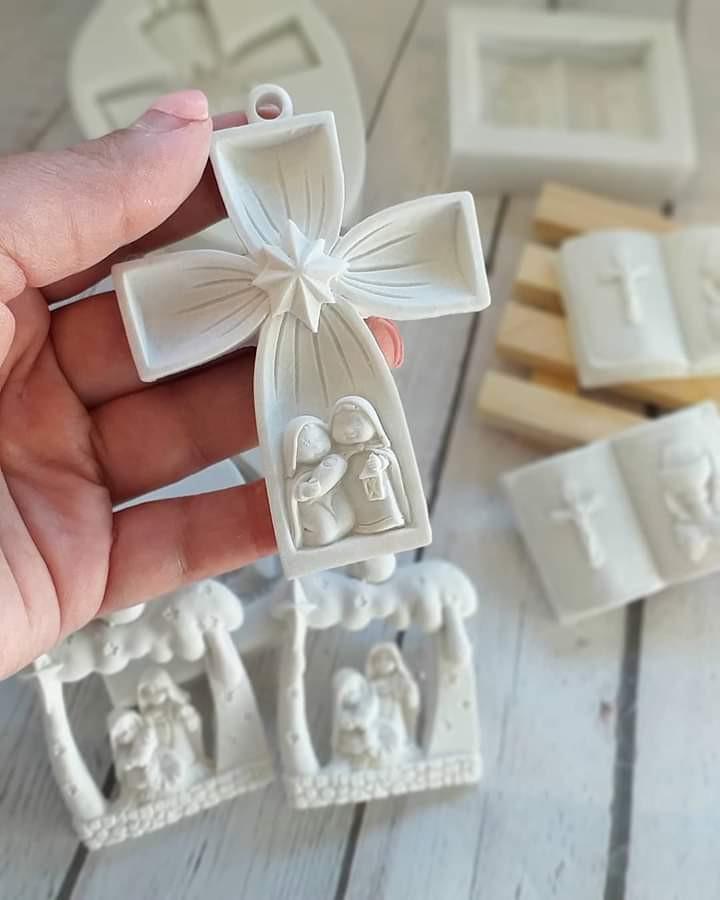 Molde de cruz para presépio branco, com figura do Menino e manjedoura em relevo