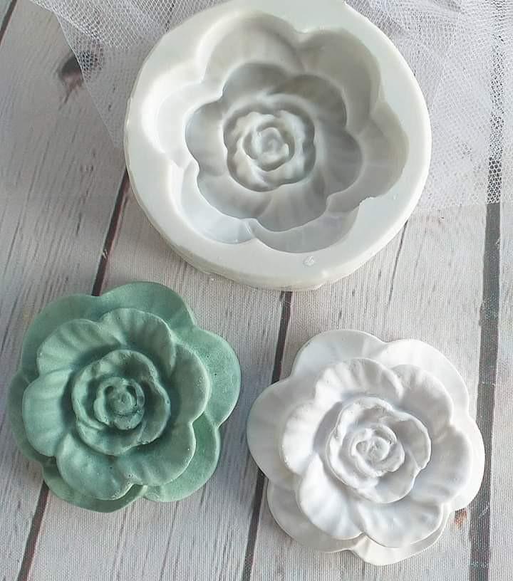 Molde de flor aberta com relevo, em silicone branco