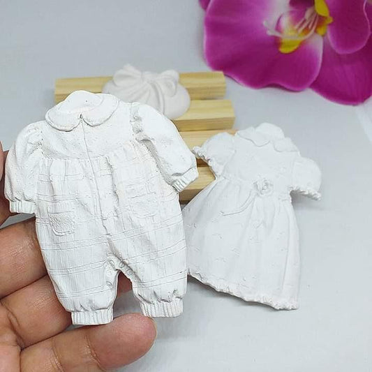 Conjunto de peças brancas: macacão e vestido curto com gola e mangas bufantes