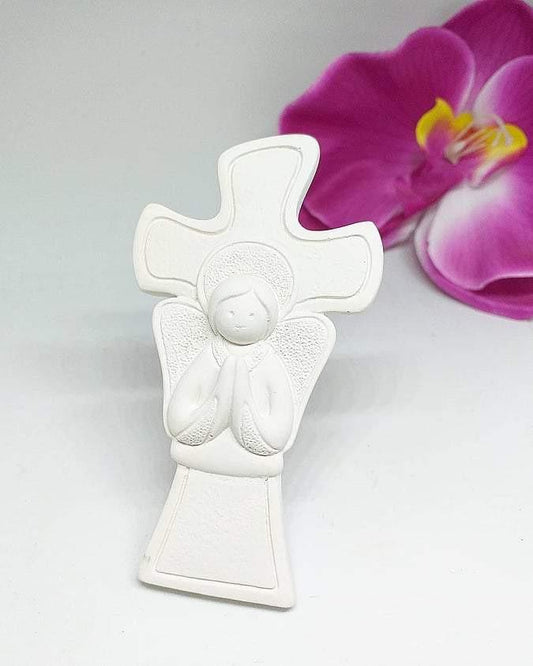 Cruz em molde com anjo a rezar, detalhes em relevo, cor branca