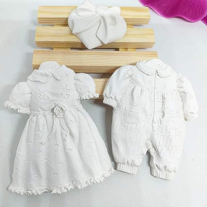 Par de peças brancas de bebé: vestido com laço e macacão com botões