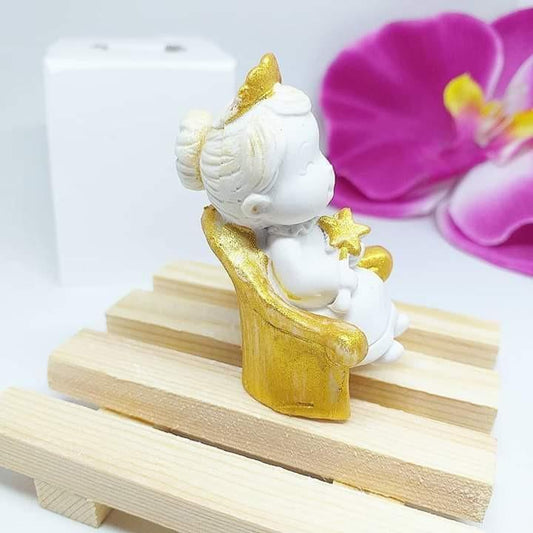Molde 3D de avó: figura branca e dourada de lado, com estrelas, base de madeira